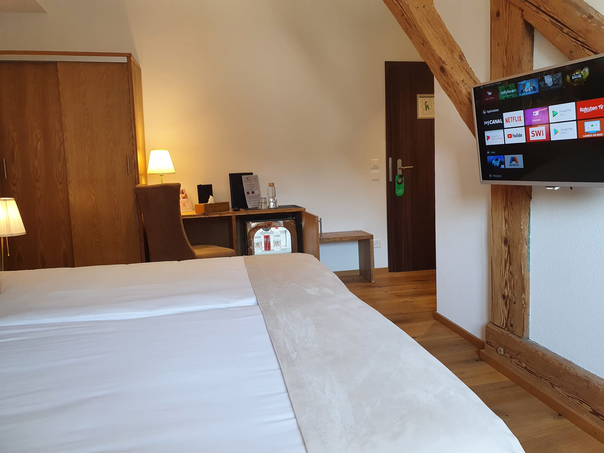 Room with a television at the Hôtel La Belle Croix in Romont
