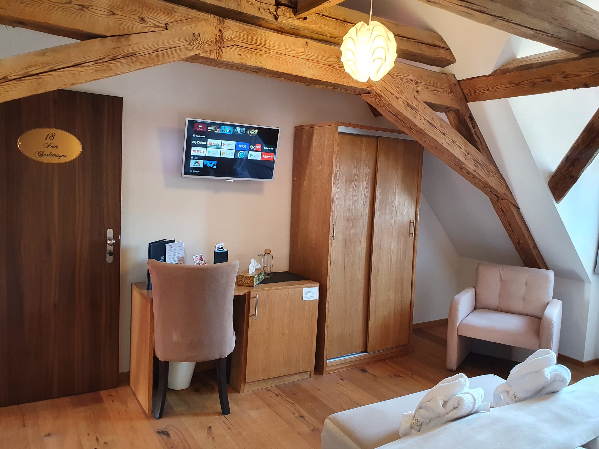A room with a sleek, modern design at the Hôtel La Belle Croix in Romont