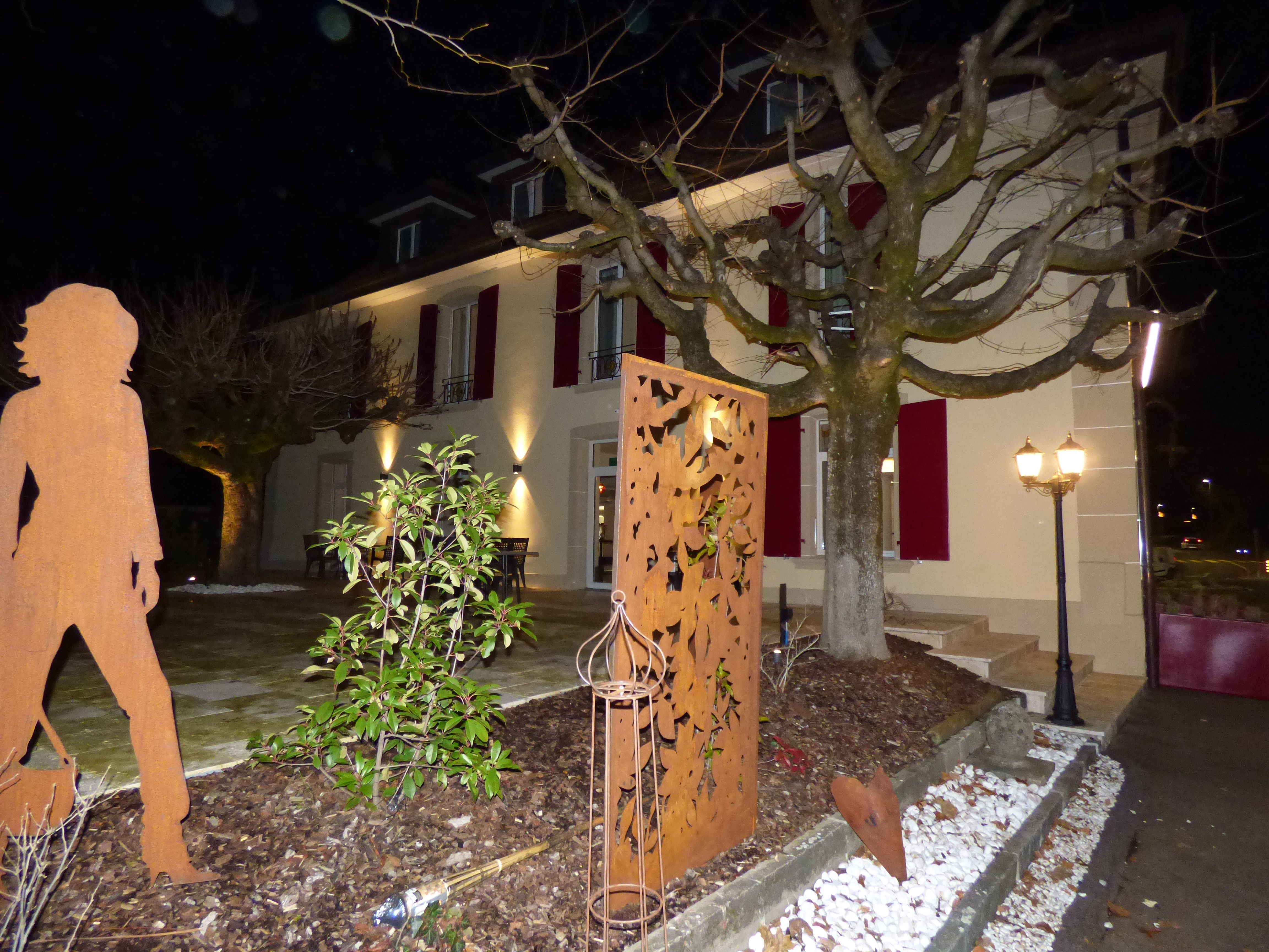 Façade of the Hôtel La Belle Croix by night in Romont