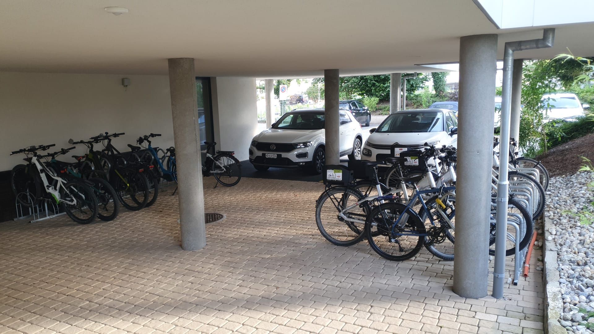 Bicycle parking at the Hôtel La Belle Croix in Romont